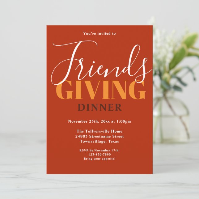 Typografie Orange Friendsgiving Dinner Einladung (Stehend Vorderseite)