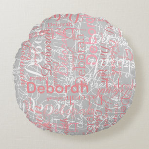 Typografie Pinkfarbige Namen auf blassgrauem Rundk Rundes Kissen