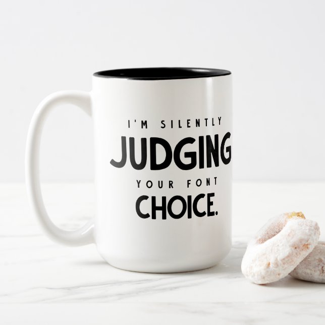 Typografie Schwarz Beurteilen Ihres Schriftartes Zweifarbige Tasse (Mit Donut)