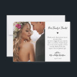 Typografie Script Heart 4 Foto Collage Wedding Dankeskarte<br><div class="desc">Elegante, Minimalistische Hand Briefe Hochzeit 4 Foto Collage Dankeschön Karte. Stilvolle Hochzeit dank Kartenvorlage mit vier Foto auf der Vorderseite und einem Foto auf der Rückseite. Mit dem Text "Vielen Dank" in einer Wirblen Hand schreiben Typografie Swash Schwanz Schriftart Skript in Schwarz-Weiß. Personalisieren Sie Ihren individuelle Name und danken Sie...</div>