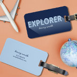 Typografie Shadow Modern Blue Explorer - Gepäckmar Gepäckanhänger<br><div class="desc">Für den Welterforscher, drücke dich aus und lass dein Gepäck mit dieser fett blauen Typografie-Taschenmarke mit dem Wort "Explorer" mit einem langen Schatten von der Erholung beim Gepäckanspruch ab. Personalisieren Sie dieses Tag mit Ihren Informationen und für weitere Optionen, wie zum Beispiel den Schriftart zu ändern und seine Größe klicken...</div>