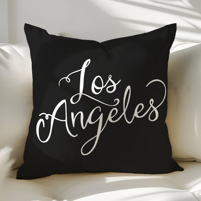 Typografie von Chic Black und White Los Angeles Kissen (Von Creator hochgeladen)