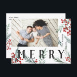 Typografisches botanicales Foto Merry Feiertagspostkarte<br><div class="desc">Postkarte. Diese neue Ferienkartenkollektion ist in jeder Hinsicht individuell anpassbar und mit unseren handbemalten Winterbeeren und Blattwerk ausgestattet. Kühne moderne Grüße, die zwischen dem Kunstwerk verwoben sind, bilden eine skurrile typografische Aussage, die sich herausstellt. Diese Auflistung enthält mehrere Foto- und Collage-Optionen, um Ihren Foto-Einstellungen anzupassen. Die Rückseite der Karte ist...</div>