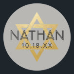 U PICK COLOR Bat Bar Mitzvah Star von David Name Runder Aufkleber<br><div class="desc">Elegante moderne Bar mitzvah Aufkleber mit individuelle Name, Datum und Goldstar von David. Diese Bar mitzvah Gefallen Tag Aufkleber sind stilvolle und klassische Umschlag Aufkleber, oder auf DIY Bar und Fledermaus mitzvah Party Dekor Projekte. ・ ・ ・ Klicken Sie auf ANPASSEN, um Hintergrund und Textfarbe, Schriftart oder Position zu ändern....</div>