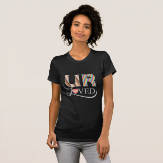 U R geliebt auf dunklem Hintergrund T-Shirt