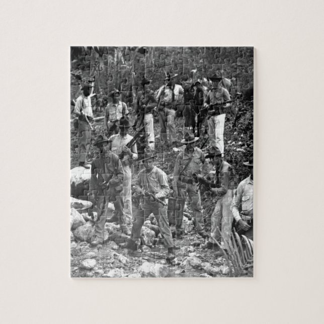 U.S. Marinesoldaten und Führer auf der Suche nach (Vertikal)