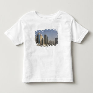 UAE, Dubai. Marina Türme mit Booten vor Anker. Kleinkind T-shirt