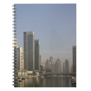 UAE, Dubai. Marina Türme mit Booten vor Anker. Notizblock
