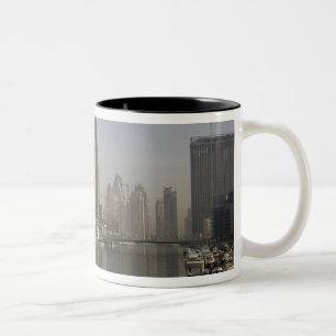 UAE, Dubai. Marina Türme mit Booten vor Anker. Zweifarbige Tasse