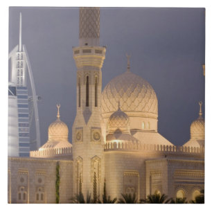 UAE, Dubai. Moschee im Abend mit Burj al Arab Fliese