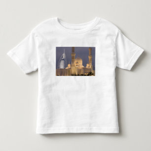 UAE, Dubai. Moschee im Abend mit Burj al Arab Kleinkind T-shirt