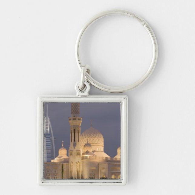 UAE, Dubai. Moschee im Abend mit Burj al Arab Schlüsselanhänger (Vorne)