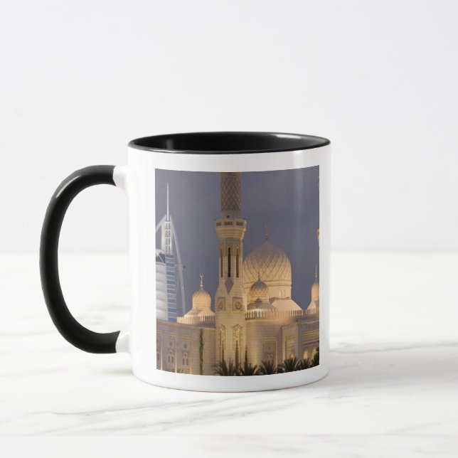 UAE, Dubai. Moschee im Abend mit Burj al Arab Tasse (Links)