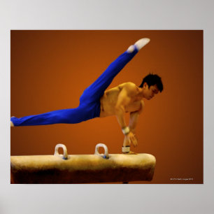 Übende Gymnastik des jungen Mannes auf dem Knauf Poster