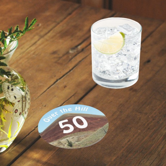 Über dem Hill 50. Geburtstag Meilenstein Runder Pappuntersetzer (In Situ Table)