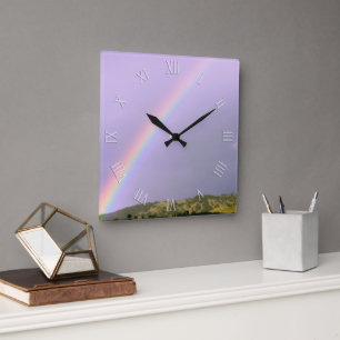 Über dem Regenbogen der Hügel Quadratische Wanduhr