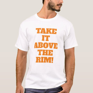 Über dem Ziel   Basketball-Phrase mit orangefarben T-Shirt