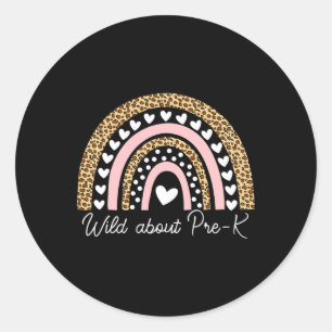 Über den Pre-k Leopard Regenbogenlehrer zurück in Runder Aufkleber