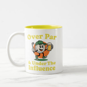 Über Par und unter dem Einfluss Golf Trinken  Zweifarbige Tasse