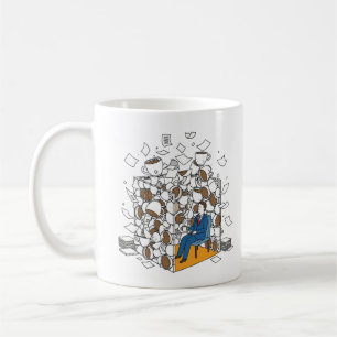 Überarbeitete Büroangestellte ertrinken in Kaffeek Kaffeetasse