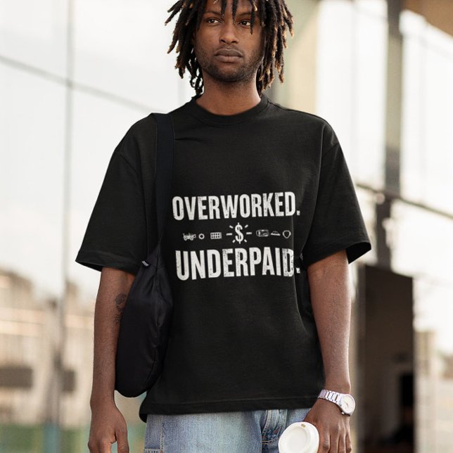 Überarbeitete, unterbezahlte, lustige Arbeit Gesch T-Shirt (Von Creator hochgeladen)