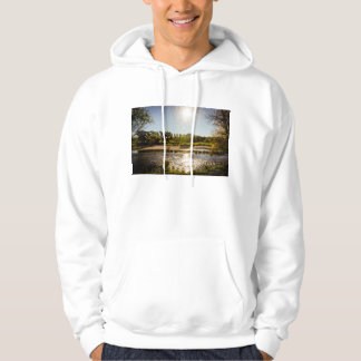 Überblick über die Banken von einem Fluss mit Hoodie