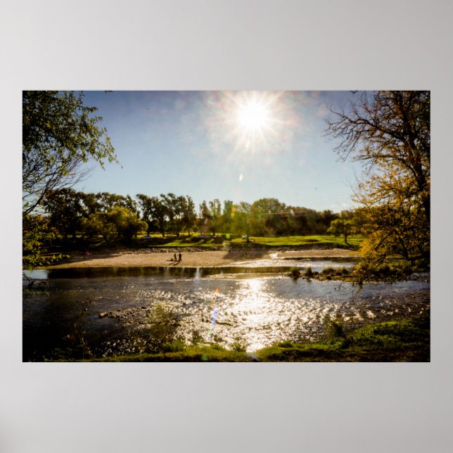 Überblick über die Flussufer mit klarem Himmel Poster (Vorne)