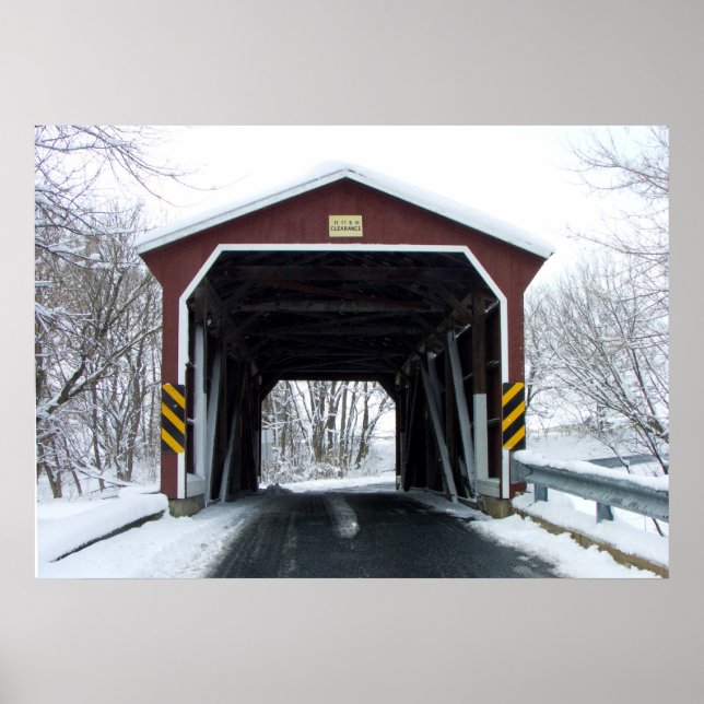 Überdachte Brücke im Schnee Poster (Vorne)