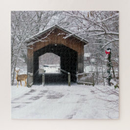 Überdachte Brücke im Winter