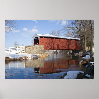Überdachte Brücke im Winter Poster