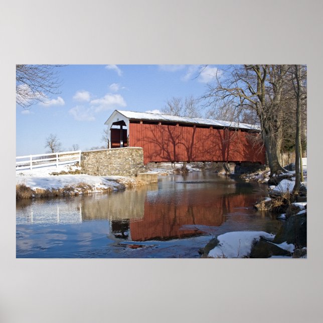 Überdachte Brücke im Winter Poster (Vorne)