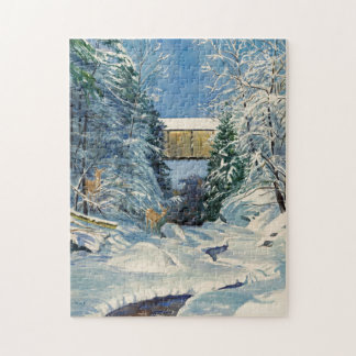 Überdeckte Brücke mit Schnee und Hirsch an Stream