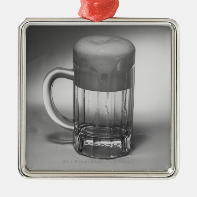 Überfließendes Bierglas Silbernes Ornament (Vorne)