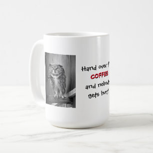 Übergabe des Kaffees und niemand verletzt Owl Kaffeetasse