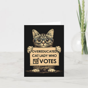 Übergebildete Katzen-Lady, die wählt Karte