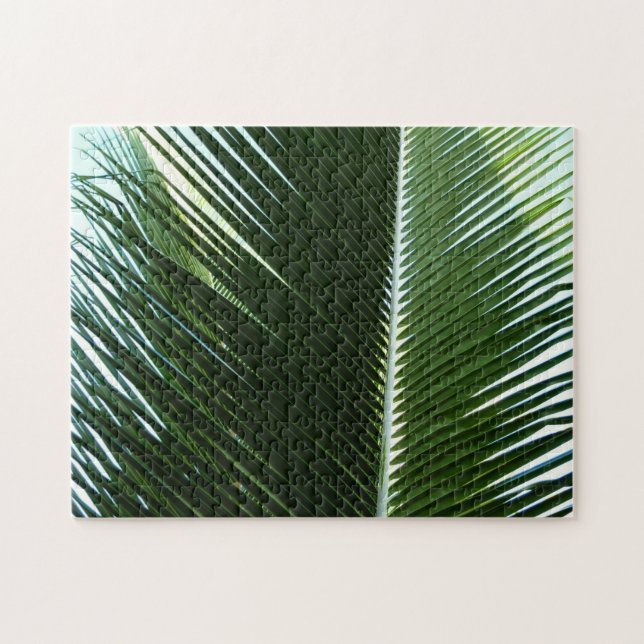 Überlappen von Palm Fronds Tropical Green Abstrakt (Horizontal)