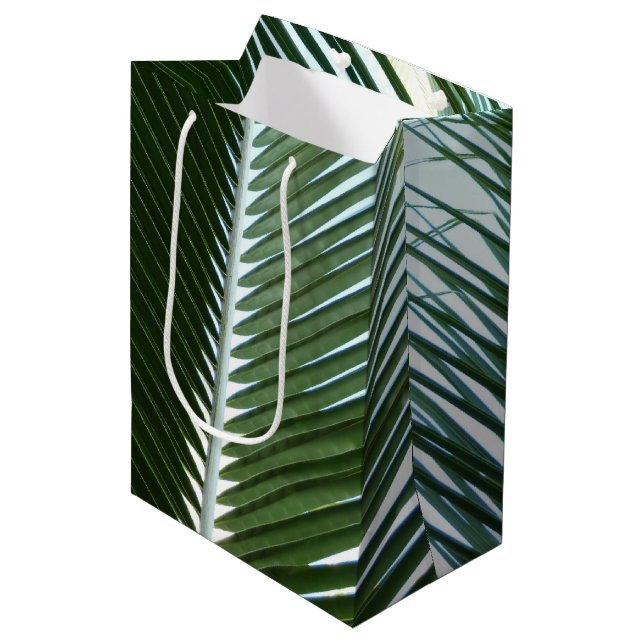Überlappen von Palm Fronds Tropical Green Abstrakt Mittlere Geschenktüte (Vorderseite Schrägansicht)