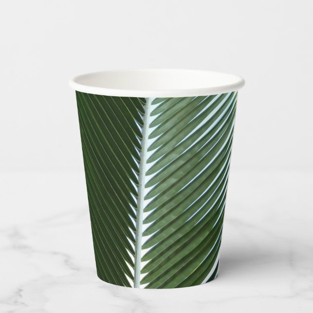 Überlappen von Palm Fronds Tropical Green Abstrakt Pappbecher (Rückseite)