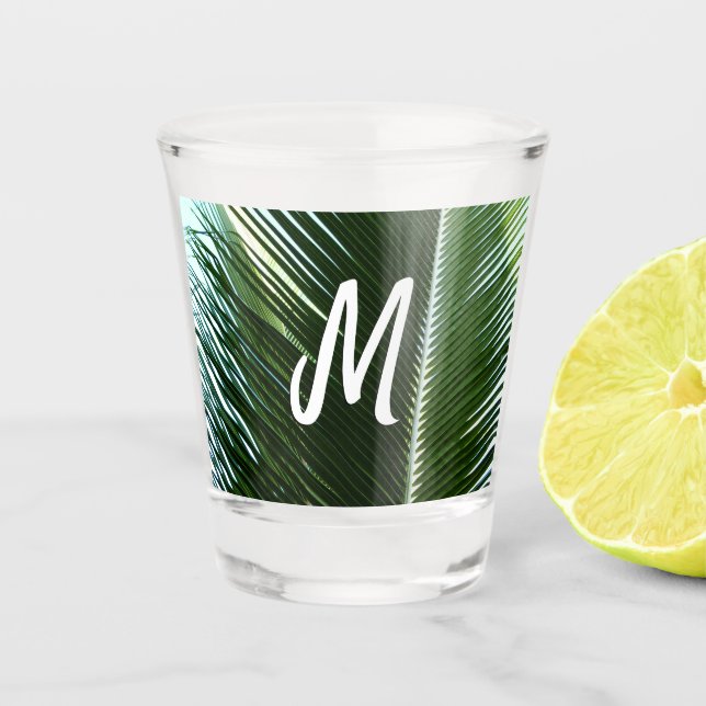 Überlappen von Palm Fronds Tropical Green Abstrakt Schnapsglas (Vorderseite)