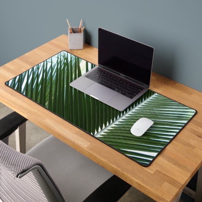 Überlappen von Palm Fronds Tropical Green Abstrakt Schreibtischunterlage (Büro 2)