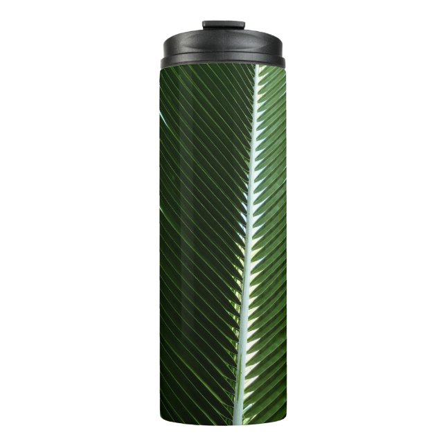 Überlappen von Palm Fronds Tropical Green Abstrakt Thermosbecher (Vorderseite)