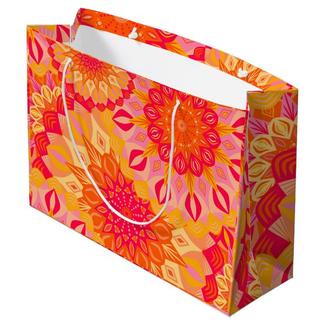 Überlappende Mandala Orange Pink Gelb Große Geschenktüte (Rückseite Schrägansicht)