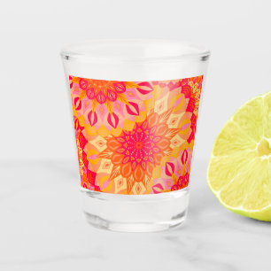 Überlappende Mandala Orange Pink Gelb Schnapsglas