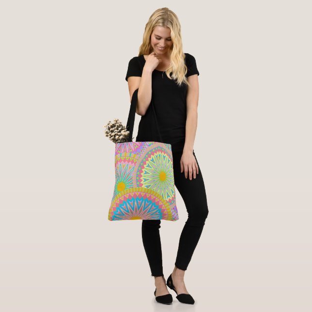 Überlappende Mandala Pink Blau Gelb Mint Lila Tasche (Am Model)
