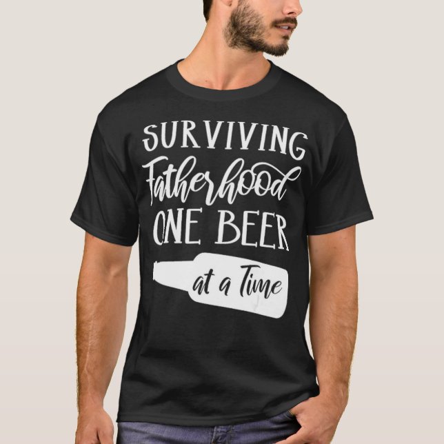 Überleben von Vaterschaft ein Bier nach dem andere T-Shirt (Vorderseite)