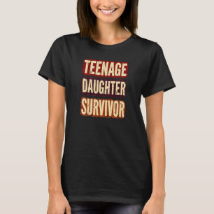 Überlebende Teenager-Tochter Lustiger Vater Mutter T-Shirt