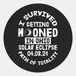 Überlebte Bewölkung in Ohio Solar Eclipse Apri Runder Aufkleber