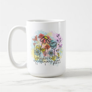 Überlegen Sie, wie die Wildblumen wachsen Kaffeetasse