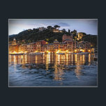 Überlegungen zu Portofino, Italienische Postkarte<br><div class="desc">Erinnern Sie sich an die romantischen Abende in Portofino,  Italien mit diesem Bild der Café-Lichter,  die auf den Wellen des klassischen Hafens reflektieren.</div>