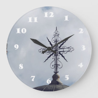 Überqueren Sie die Uhr an der Himmelswand